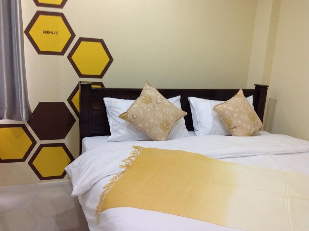 Beehive Patong Hostel エクステリア 写真